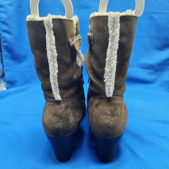 Clarks Bendables Olive Green Suede Boots with Faux Fur Lining- Mid Calf Size 8 - Picture 6 of 13